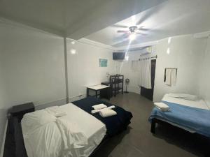 um quarto com 2 camas e uma ventoinha de tecto em Loki del Mar em Máncora