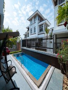 ein Haus mit einem Pool vor einem Haus in der Unterkunft Chuỗi Villa 6 Ngủ FLC - Bể bơi - Gara ô tô - Hạ Long in Hạ Long