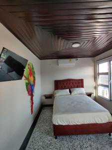 um quarto com uma cama e um tecto em madeira em Hotel - La Perla Del Caribe em Ríohacha