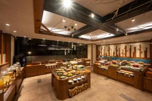 um restaurante com muita comida em exposição em Taisetsuzan Shiroganekankou Hotel em Biei