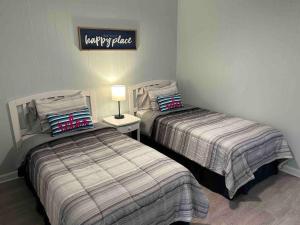 Posteľ alebo postele v izbe v ubytovaní Ocean Breeze Beachfront Condo, Newly Renovated