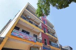 un edificio colorido con señales en él en Flagship Aashirwad Guest House en Ranchi