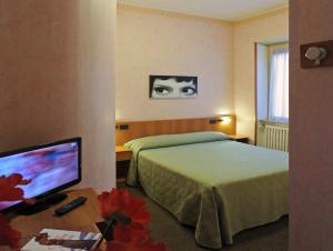 A bed or beds in a room at Tuscia Hotel