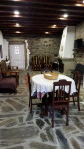 a dining room with a table and chairs in a room at O Recanto do Sobreiro in Vale de Porco