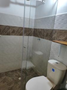 a bathroom with a toilet and a glass shower at Alojamiento Rural Altos del Molino in Los Andes
