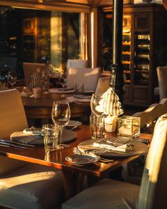 - une table en bois avec des verres à vin et des serviettes dans l'établissement Posada La Escondida, à Villa Pehuenia