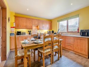 阿維莫爾的住宿－Coire Cas - S4538，厨房配有木桌和木橱柜。