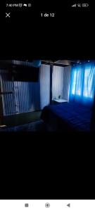 Hostal NFrocket في لوس أنجلوس: غرفة نوم مع سرير مع ضوء أزرق