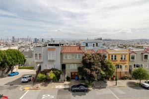 Dreamy 3-Story House : Sunroom + City Skyline View في سان فرانسيسكو: مجموعة منازل في خلفية المدينة