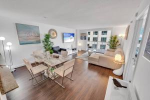 een grote woonkamer met een tafel en een bank bij Dazzling 1 BED 1 BTH • Brickell • Bay & City View in Miami