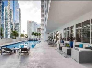 een groot gebouw met een zwembad en een stad bij Dazzling 1 BED 1 BTH • Brickell • Bay & City View in Miami