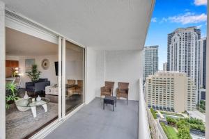 een kamer met een balkon met uitzicht op de stad bij Dazzling 1 BED 1 BTH • Brickell • Bay & City View in Miami