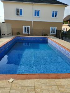 een zwembad voor een huis bij Dvyne Luxury Home in Ikeja