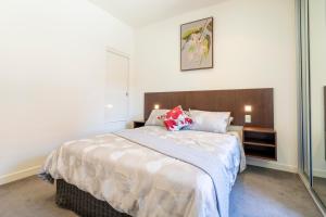 - une chambre avec un grand lit fleuri dans l'établissement Heritage terrace with mod twist, à Hobart