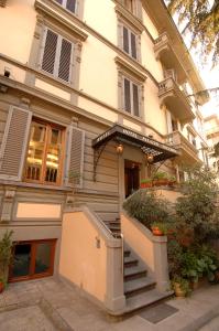 フィレンツェにあるホテル パラッツォ ヴェッキオの階段付きの建物