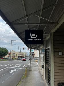 toldo de un edificio con un cartel de hotel en Howzit Hostels Hawaii, en Hilo