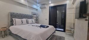 - une chambre avec un grand lit et une télévision dans l'établissement Kech vacations luxury Guest friendly 2 bedroom apartment, à Marrakech