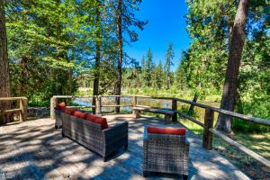 une terrasse avec deux bancs, une clôture et des arbres dans l'établissement 5 Cabins | The Lost Sierra Ranch, à Graeagle