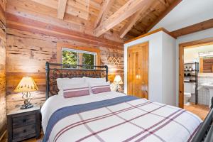 Postel nebo postele na pokoji v ubytování 5 Cabins | The Lost Sierra Ranch