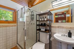 La salle de bains est pourvue d'une douche, de toilettes et d'un lavabo. dans l'établissement 5 Cabins | The Lost Sierra Ranch, à Graeagle
