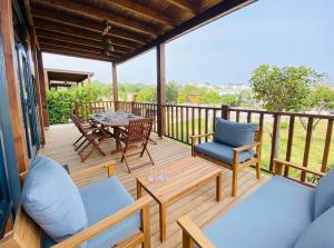 una terraza de madera con mesa y sillas. en Tiny House Yalikavak Natural Garden en Yalıkavak