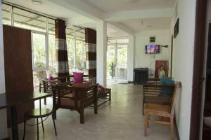 uma sala de estar com cadeiras, uma mesa e uma televisão em Lodge in 611 em Kandy