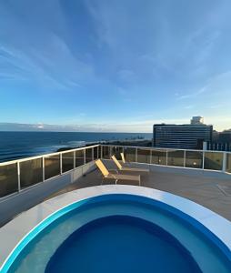 una piscina en la terraza de un crucero en Vista Mar Apartamento em Armação en Salvador