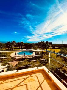 d'un balcon avec vue sur la piscine. dans l'établissement Very Nice villa with 5 rooms with private bathtooms all confort ourika Road kilomètre 9, à Marrakech