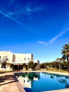 einem großen Pool vor einem Gebäude in der Unterkunft Very Nice villa with 5 rooms with private bathtooms all confort ourika Road kilomètre 9 in Marrakesch