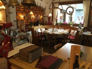 una sala da pranzo con tavolo e sedie e un ristorante di Hotel Terminus a Küblis