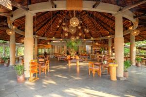 Ein Restaurant oder anderes Speiselokal in der Unterkunft Green Bay Phu Quoc Resort & Spa 