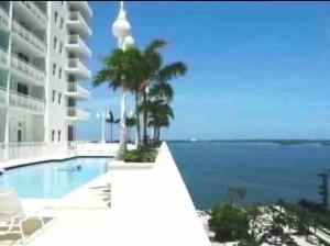 una piscina con vista sull'oceano di Spacious 36th FLR 1 BD 1 BT • Brickell • Bay View a Miami