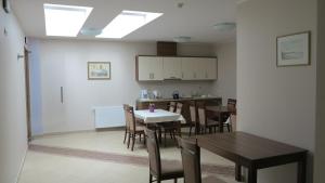 a kitchen and dining room with a table and chairs at RoFel Pokoje Gościnne in Sopot
