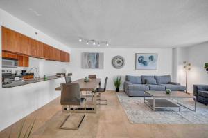 un soggiorno con divano e tavolo di Spacious 36th FLR 1 BD 1 BT • Brickell • Bay View a Miami