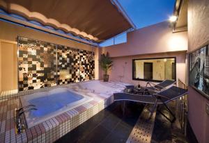 a large bathroom with a tub and a sink at HOTEL & SPA ISLAND (Adult Only) in Toyota