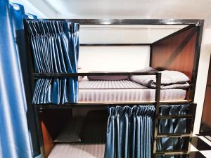Noir Cafe And Hostel Chinatown Bangkok客房内的一张或多张床位
