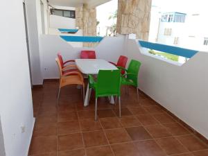 uma sala de jantar com mesa e cadeiras em Résidence Al Cudia Smir - Plage Riffiyenne em Fnideq