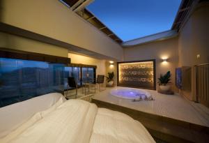 a large bathroom with a tub in a bedroom at HOTEL & SPA ISLAND (Adult Only) in Toyota