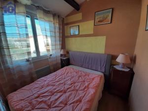 a small bedroom with a bed and a window at Maison Valras-Plage, 3 pièces, 4 personnes - FR-1-781-39 in Valras-Plage
