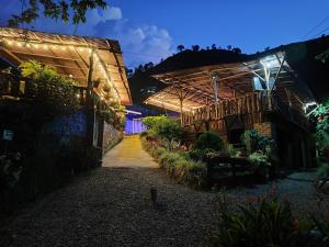 a garden at night with lights on a building at Alojamiento Rural Altos del Molino in Los Andes