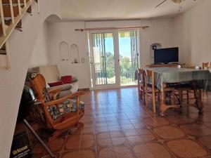 ein Wohnzimmer mit Tisch und Stühlen und einer Couch in der Unterkunft Casa Rubens – Vistas al mar | Playa a 7 min | Parking - ES-258-104 in Roses