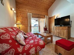 een woonkamer met een bed en een flatscreen-tv bij Appartement Samoëns, 3 pièces, 6 personnes - FR-1-624-158 in Samoëns
