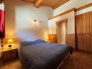 een slaapkamer met een bed, een tafel en een lamp bij Appartement Samoëns, 3 pièces, 6 personnes - FR-1-624-158 in Samoëns