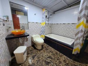 ein Badezimmer mit Waschbecken, Toilette und Badewanne in der Unterkunft Apartamento Panorámico in Cajamarca