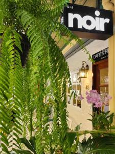 Noir Cafe And Hostel Chinatown Bangkok餐厅或其他用餐的地方