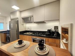 カネラにあるCentro de Canela ao lado Catedral de Pedrasのキッチン(木製テーブル、2杯付)