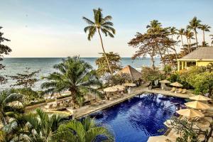 eine Luftaufnahme eines Resorts mit Swimmingpool und Meer in der Unterkunft The Lovina in Lovina