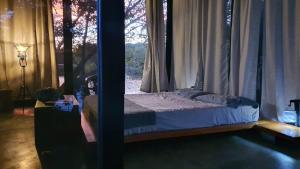 1 dormitorio con 1 cama frente a una ventana en Isla Mirabel, a unique private island experience! en Granada