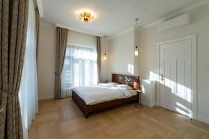 1 dormitorio con cama y ventana en Villa Langberg Spa en Ventspils