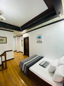 سرير أو أسرّة في غرفة في Matthew's Place Baguio city